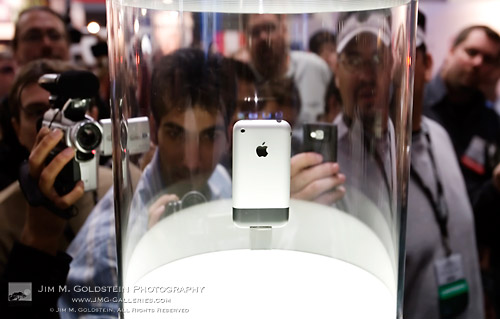 A Crowd Photographs the First Apple iPhone - MacWorld Expo 2007